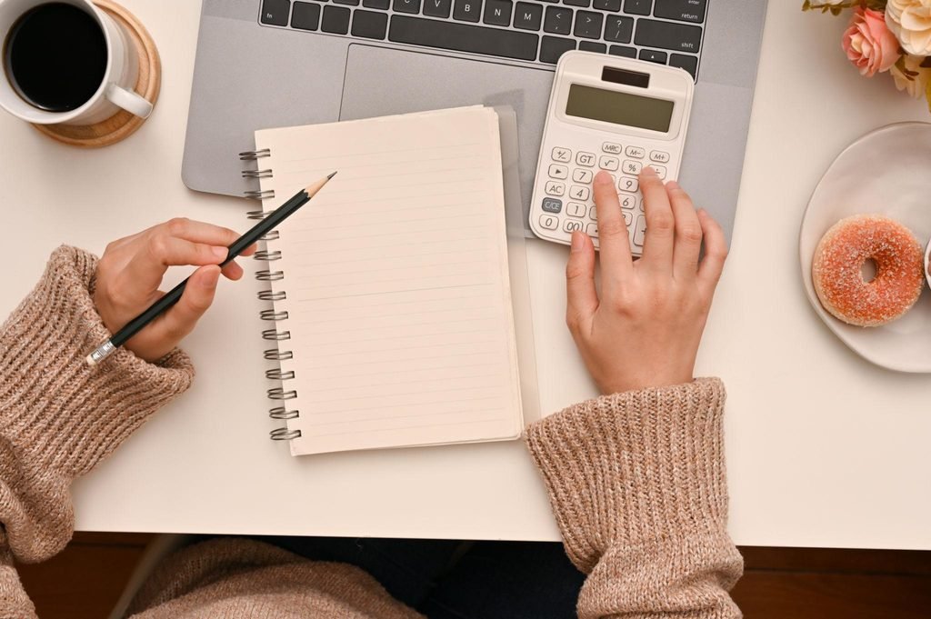 إعداد ميزانية شراء ذكية للأجهزة والمنتجات باستخدام دفتر وآلة حاسبة