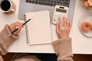 إعداد ميزانية شراء ذكية للأجهزة والمنتجات باستخدام دفتر وآلة حاسبة